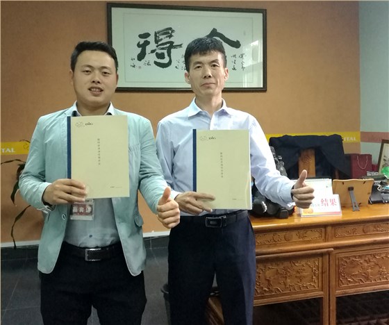 油漆涂料經(jīng)銷商陳總（左）與數(shù)碼彩漆銷售總監(jiān)蔣方海合影