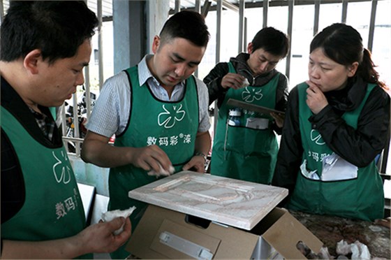 數(shù)碼彩高級(jí)涂裝講師為學(xué)員講解涂裝工藝