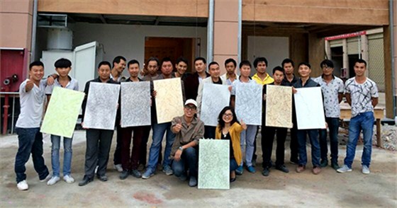 數(shù)碼彩安順總代理張福瓊女士在安順開展涂裝工藝培訓，與油工師傅合影留念