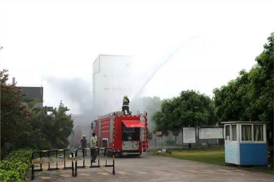 消防人員現(xiàn)場演示緊急滅火操作