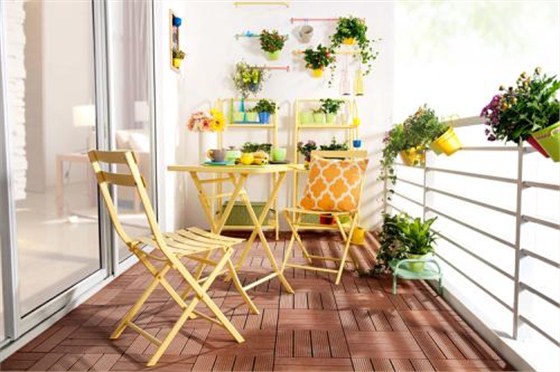 陽臺雖小，但滲水問題一直困擾，陽臺防水必不可少?。。? />
	</div>
1.?找平、找坡 <br />
首先要對陽臺地面、立面采用水泥砂漿找平； <br />
2.?清理基層 <br />
找平、找坡后再進(jìn)行清理基層，拿我們的鏟刀清理表面浮漿、浮灰；<br />
3.?地面灑水處理 <br />
因?yàn)榛鶎颖容^干燥，如果不灑水，我們涂刷的水性防水涂料容易失水，影響成膜效果，所以我們要對基面進(jìn)行適量的灑水處理；?<br />
	<div style=