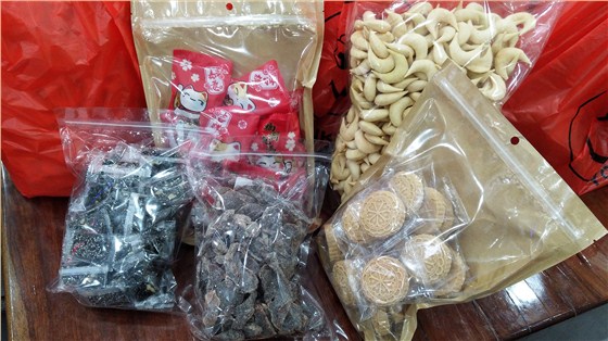 滿滿的零食，充滿著滿滿的愛。 在忙著戰(zhàn)斗的同時，不要忘記妳們原本的童真。