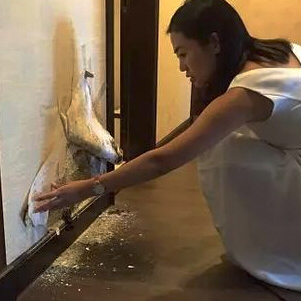 〖家裝資訊臺(tái)〗潮濕天氣，房子剪開壁紙全是蘑菇