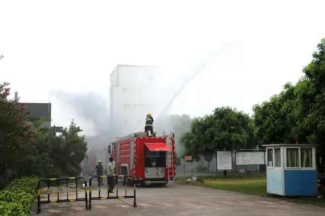 消防人員現(xiàn)場(chǎng)演示緊急滅火操作