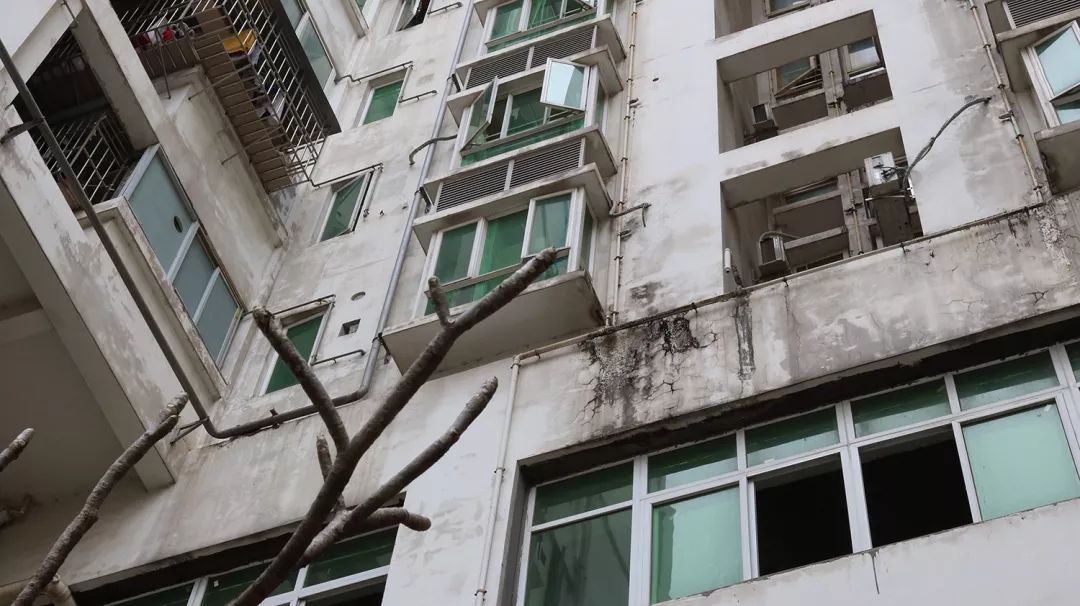 暴雨又又叒叕來報到 深圳坪山小區(qū)外墻涂料滲水如何應(yīng)對